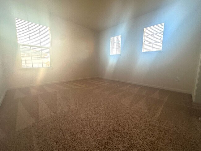 Building Photo - Reduced Price! Spacious 5 Bed, 3 Bath home...