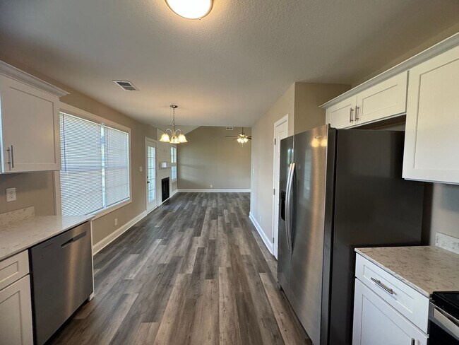 Building Photo - Stunning 4-Bedroom, 3-Bathroom Home – A Mu...
