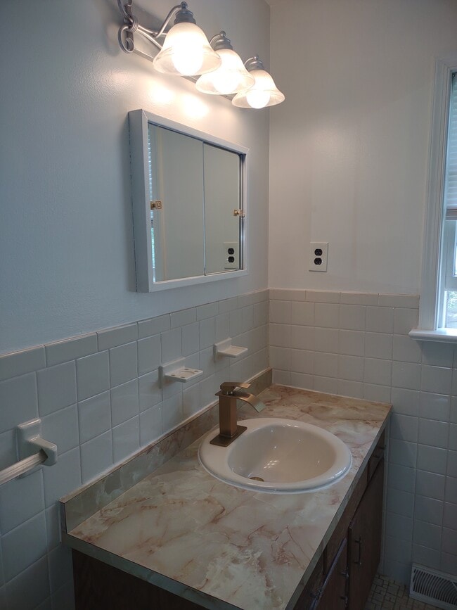 Building Photo - 576A Nemoral St