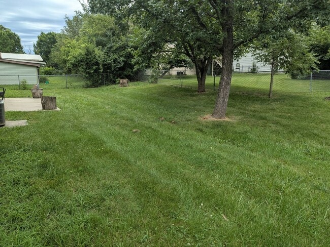 Building Photo - Fully furnished. All utilities included 3 Bed 1.5 Bath House