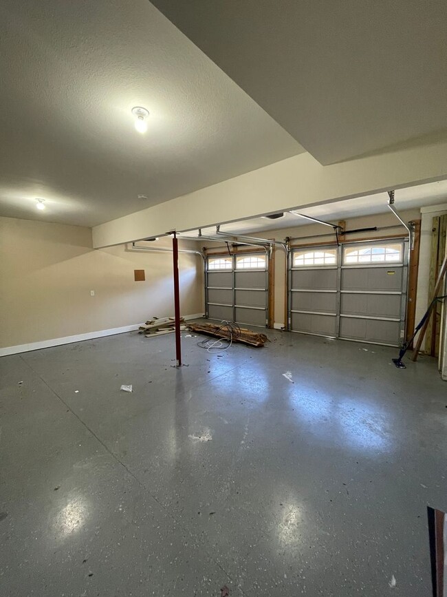 Building Photo - 4 Bedroom and 3 Bathroom Home in a Quiet S...