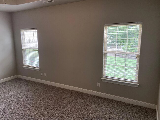 Building Photo - Available August 1st! Recently Updated 3-B...