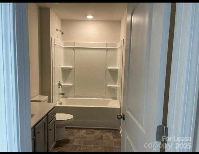 Building Photo - 3062 Weddington Pointe Dr