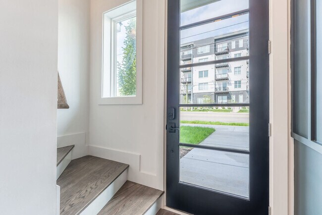 Building Photo - 87 Lucile St