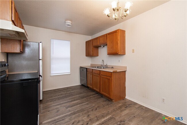 Building Photo - 2018 Cedarhill Dr