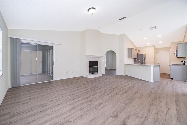 Building Photo - 2425 Rolling Broak Dr