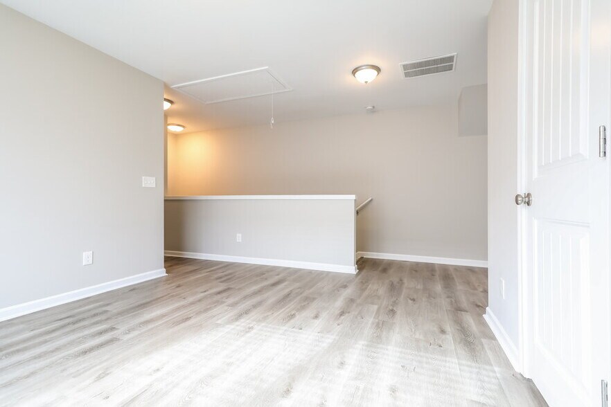 Building Photo - 2427 Oakleaf Cir