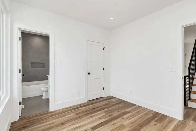 Building Photo - Stunning 3BD/3.5BA Townhome with PRIVATE POOL!