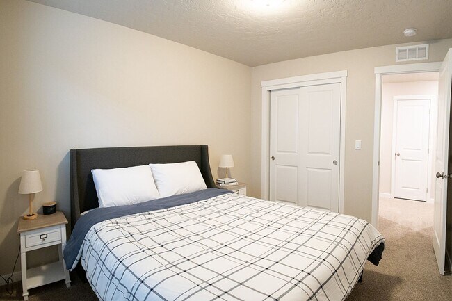 Building Photo - 4 bed 2 bath with bonus room