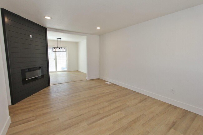 Building Photo - Charming Single-Level Home