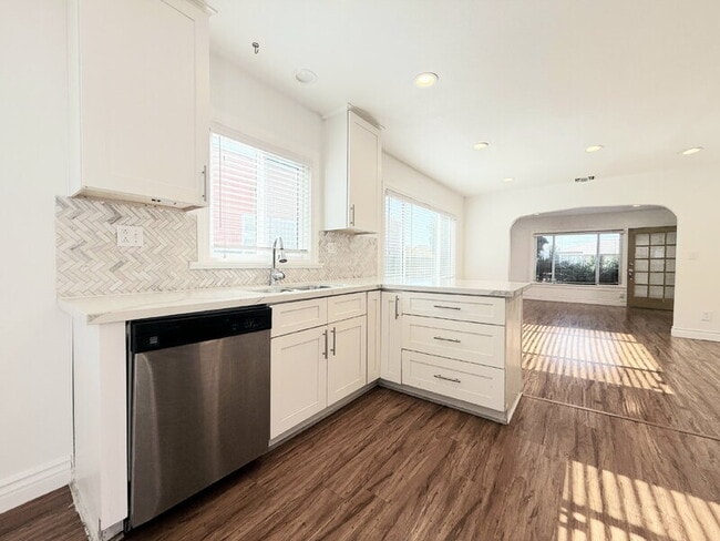 Building Photo - 6500 Arlington Ave