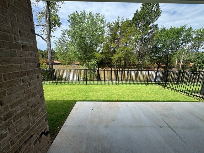 Building Photo - Flexible terms and easy move in!! 3 bed, 2 bath, 2 car garage in the gated Bungalow Heights commu...