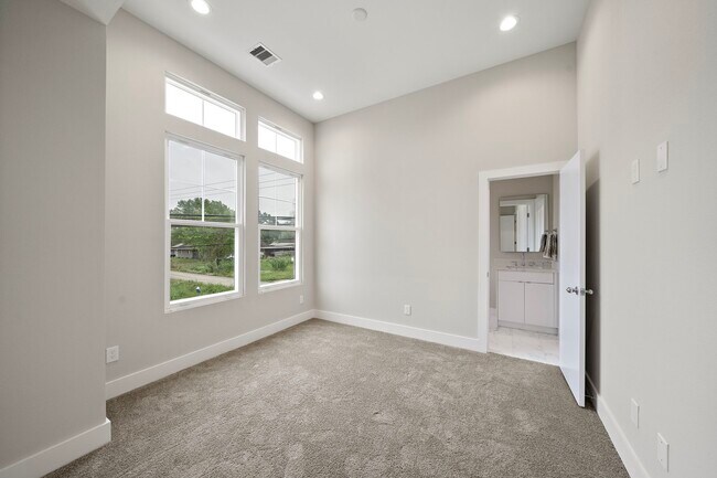 Building Photo - 8672 Easthaven Blvd