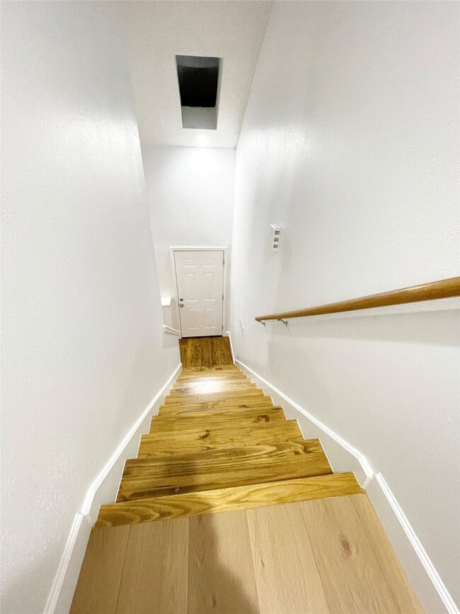 Building Photo - 13716 Hollowgreen Dr