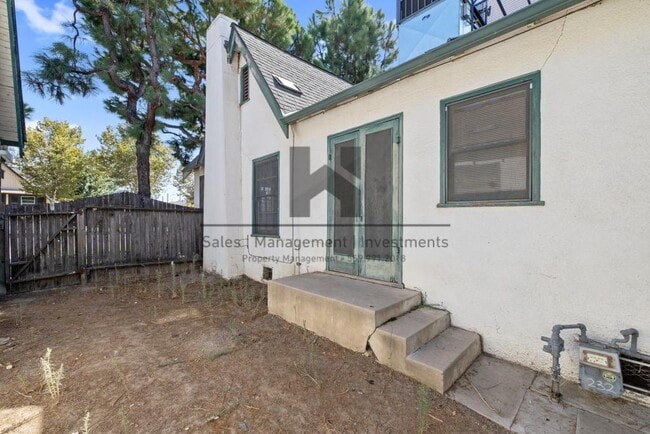 Building Photo - 232 E San Joaquin Ave