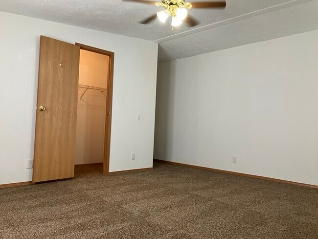 Building Photo - 3558 Brookline Ln