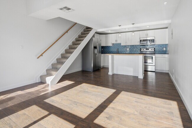 Building Photo - $1,540.95- 1 Bed, 1 Bath Lofted Apartment in Lakewood with Central AC!