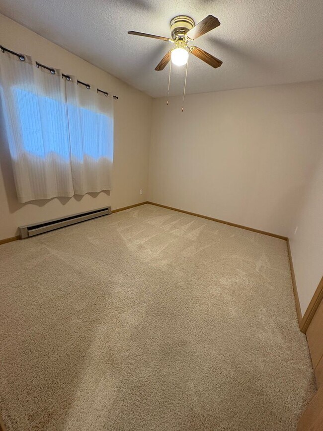 Building Photo - 801 Evergreen Dr
