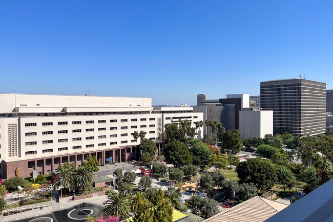 Building Photo - 612 Flower St