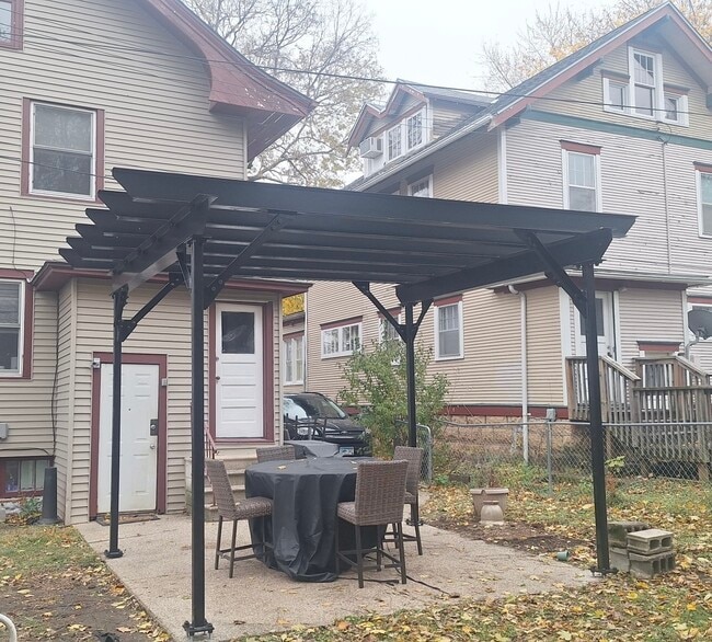 Building Photo - 220 Center St