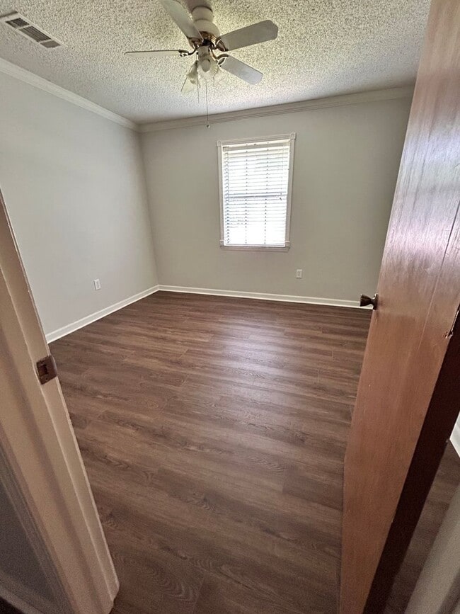 Building Photo - Great location near Perkins/Pecue!!