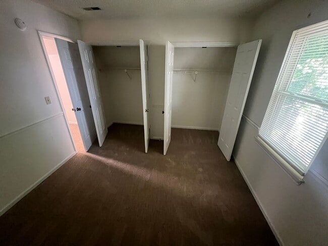 Building Photo - 2319 Oak Leigh Dr