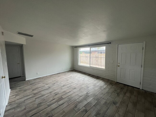 Building Photo - Recently Remodeled 2 Bedroom Duplex Apartment in Convenient Central Location