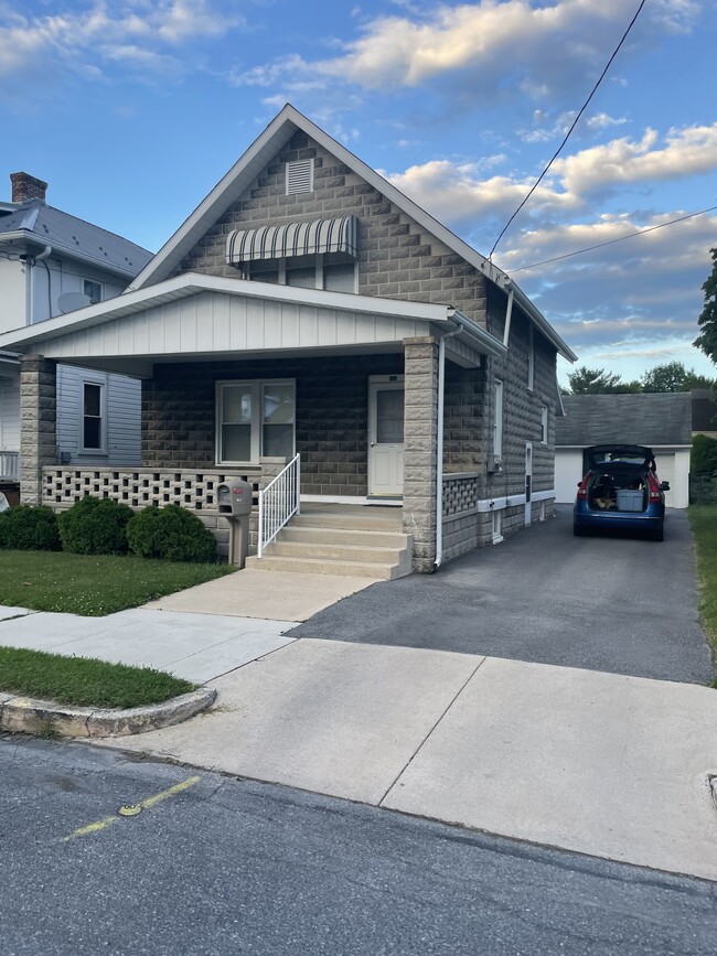 Driveway, garage & large front porch - 452 S 4th St