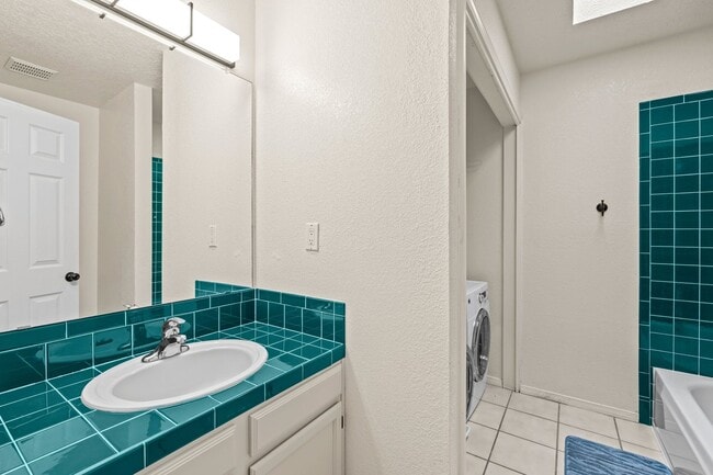 Building Photo - Foot Hills ! 2 bed/2 Bath home boasts beautiful views of the Mountains and the Lights of Albuquer...