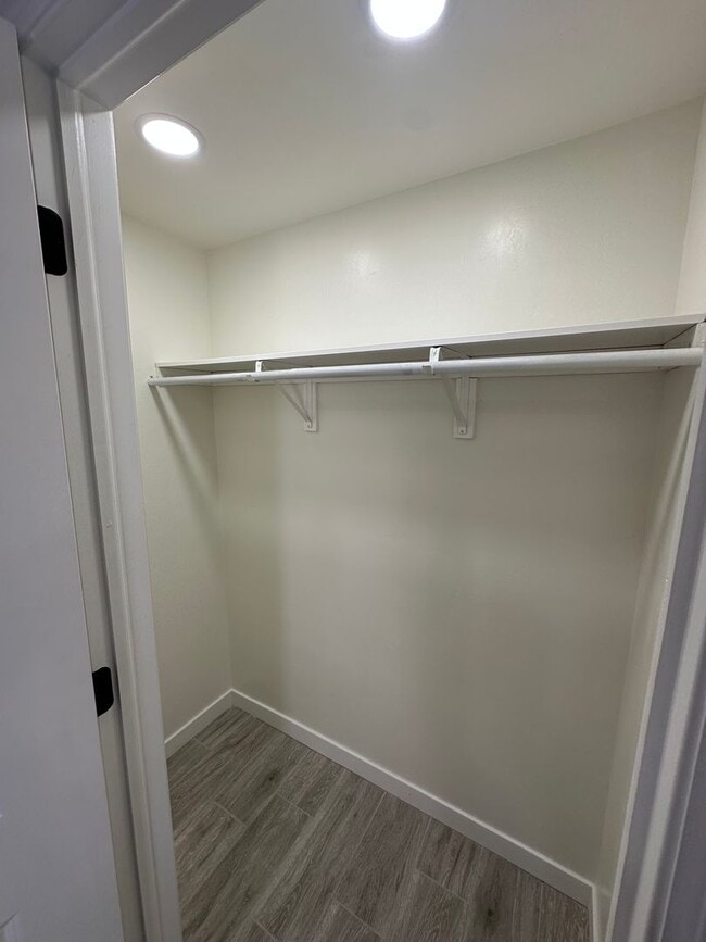 Building Photo - 4000 Mount Airey Dr