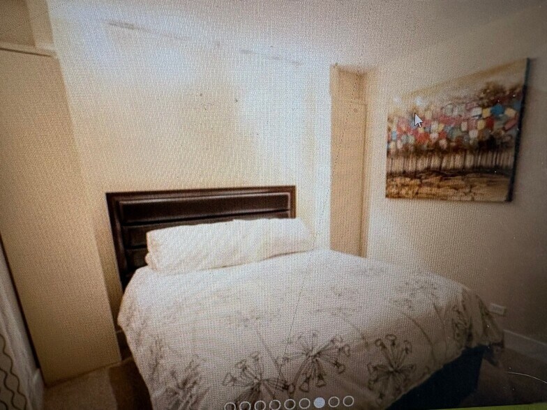 Building Photo - 830 W Altgeld St