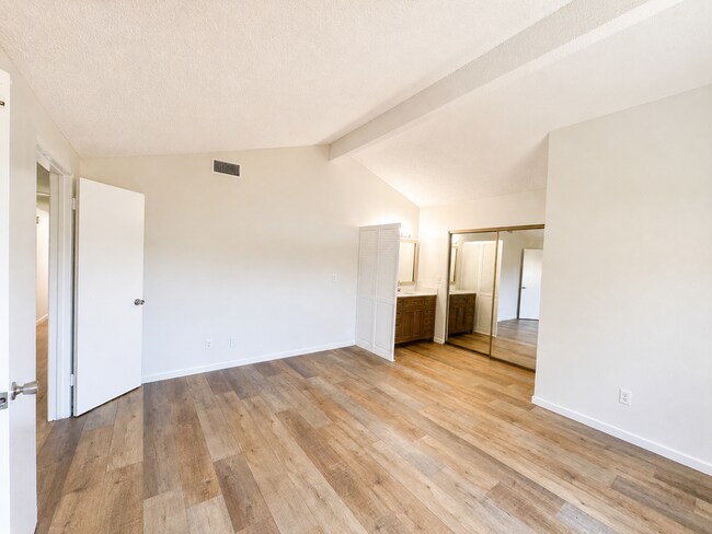 Building Photo - Oaklar