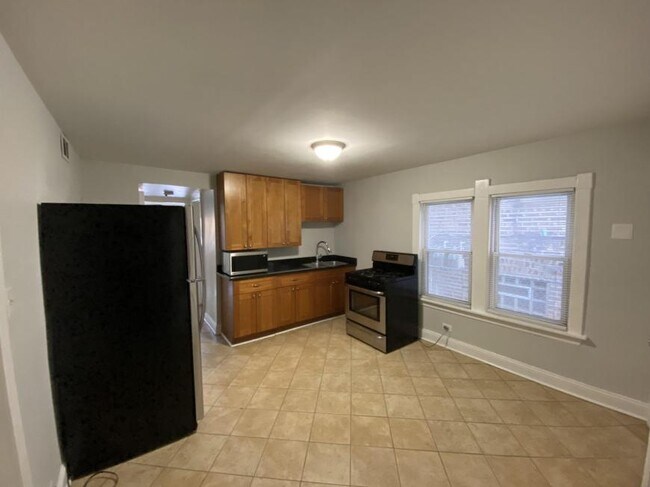 Building Photo - 2 bedroom in Chicago IL 60618