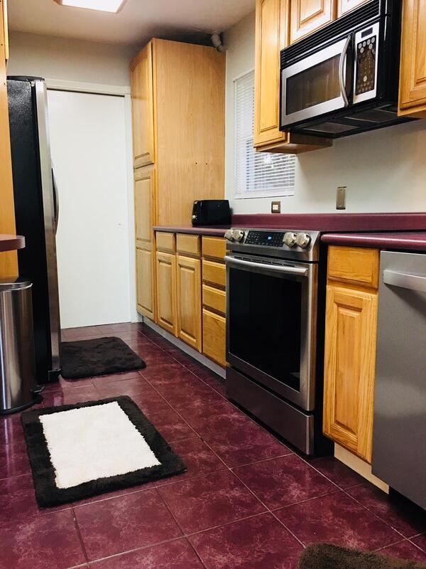 Building Photo - 5624 Lake St