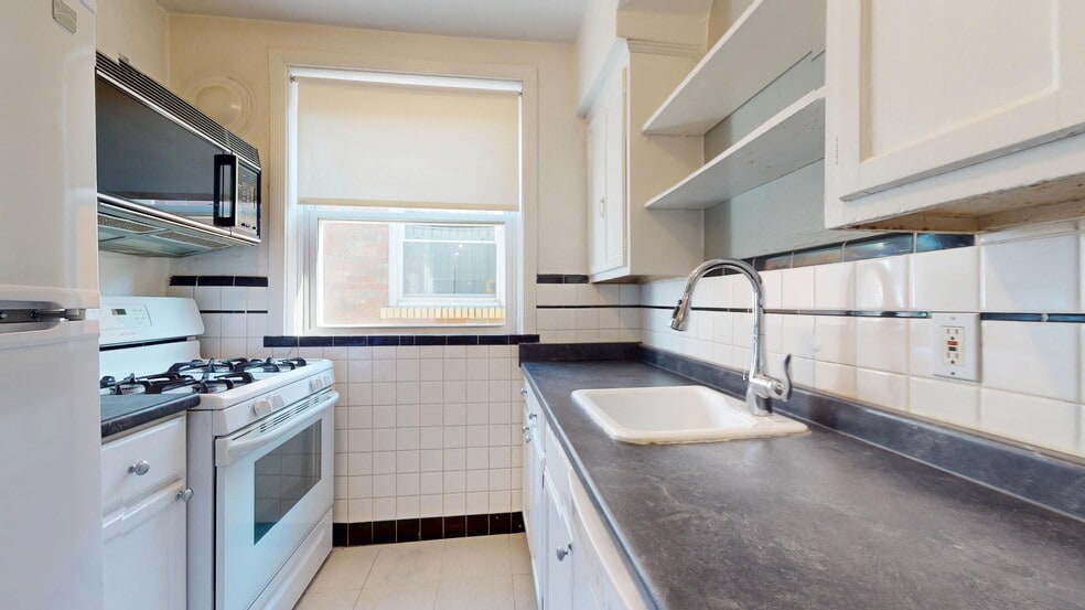 Building Photo - 5816 Mardel Ave