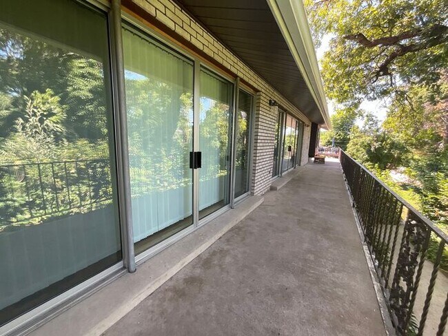 Building Photo - 4 bdrm 3 bth plus a Den/office Home 2 Car ...