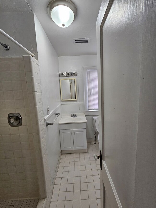 Building Photo - Charming 1/1 Home Just Minutes from Campus