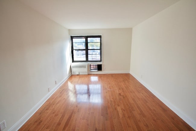 Building Photo - 200 W Kingsbridge Rd