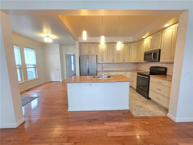 Building Photo - 311 Woodview Ave