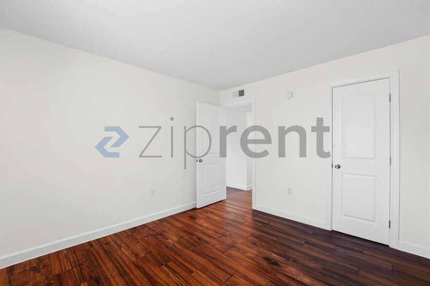 Building Photo - Unit B213