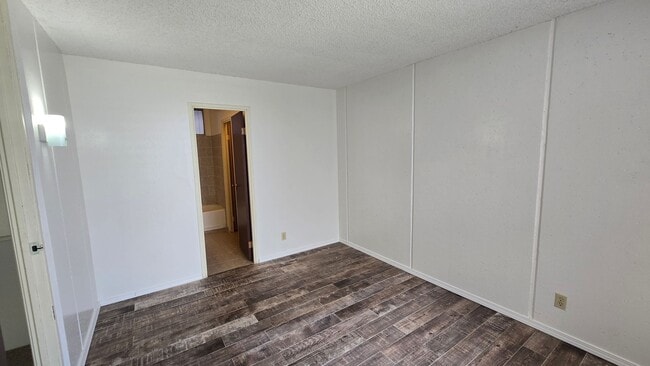 Building Photo - Newly Updated 1 Bedroom 1 Bath Apartment i...