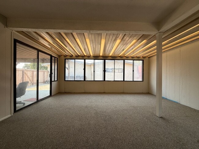 Building Photo - Centrally Located Single Story Updated Home