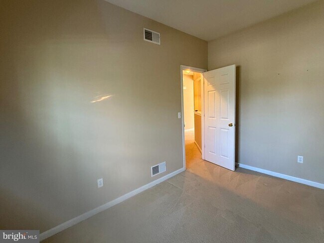 Building Photo - 2082 Deer Run Dr