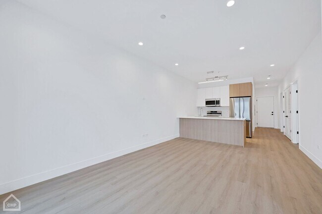 Building Photo - 3322 N Halsted St