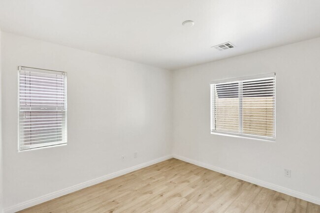 Building Photo - Nicely Upgraded Mountains Edge Gated Commu...