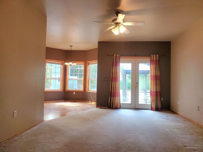 Building Photo - Short Term Lease Available
