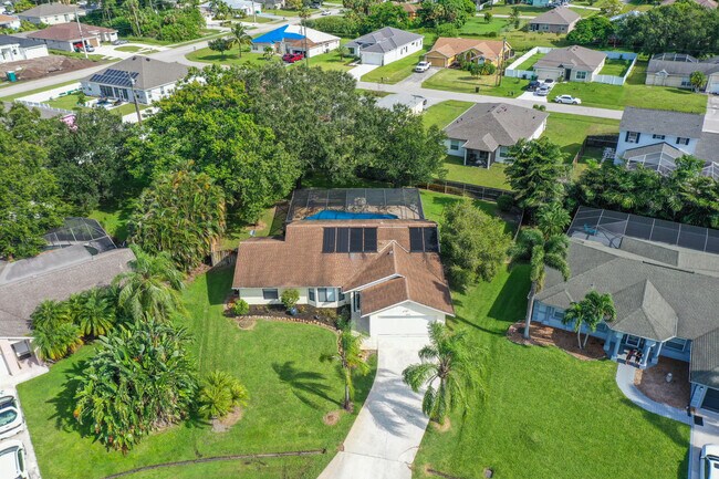 Building Photo - 1273 SW Albenga Ave