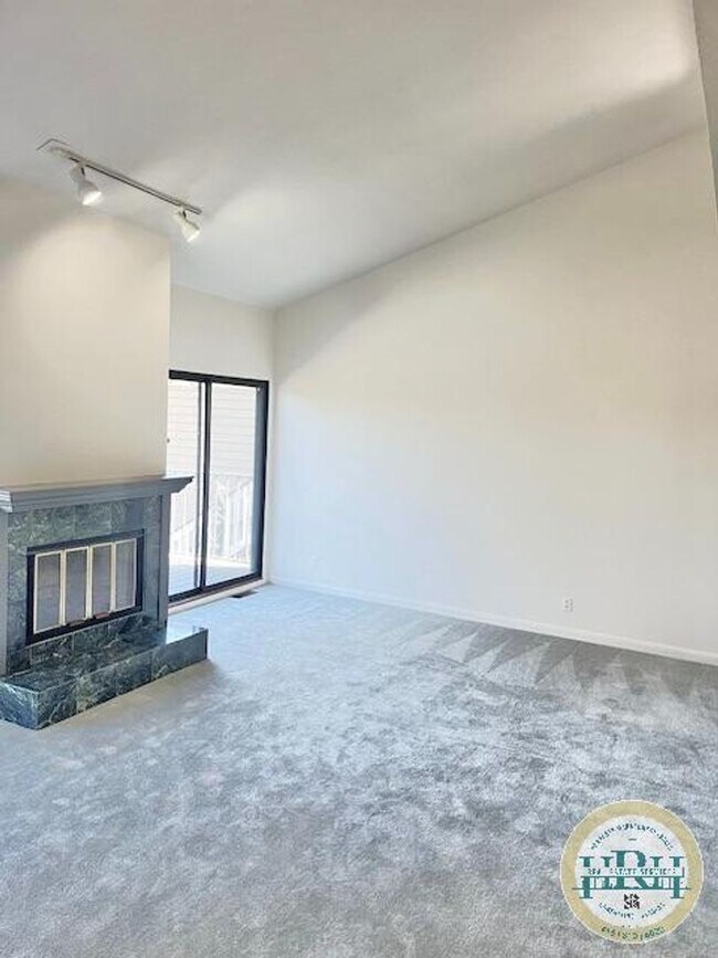 Building Photo - Spacious 3BR|2.5BA Home in the heart of Brisbane