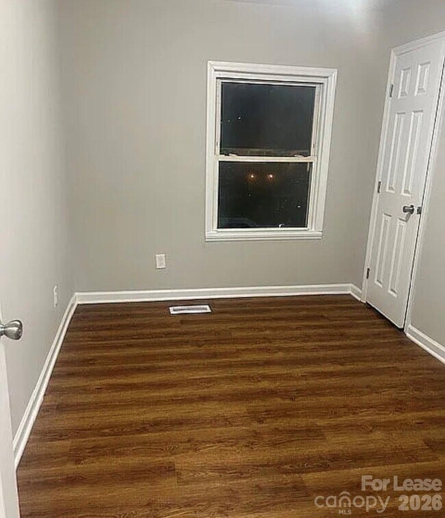 Building Photo - 740 Log Cabin Dr