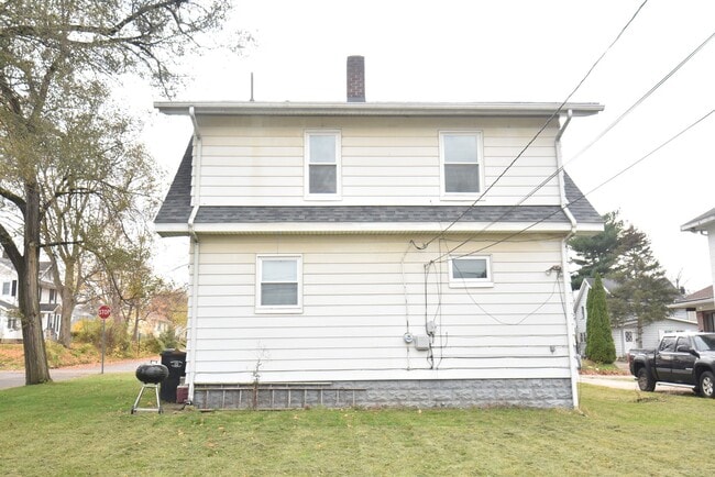 Building Photo - 135 E Eckman St